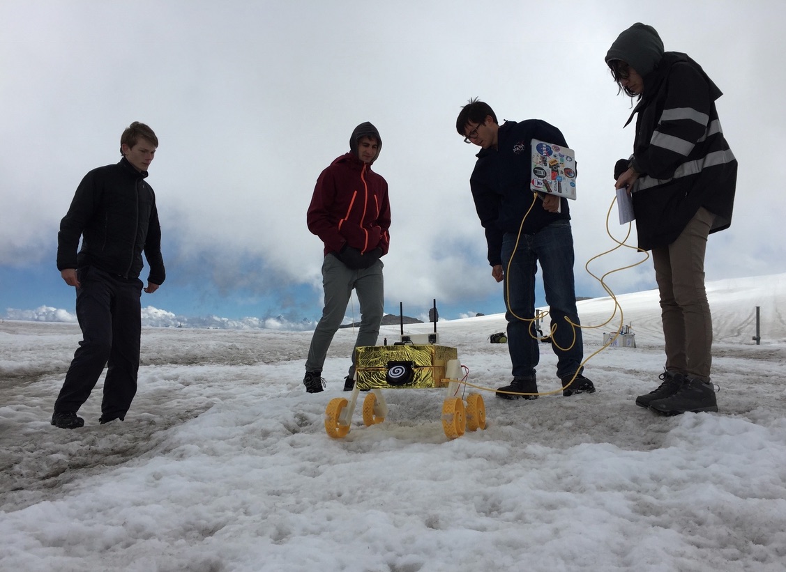 Testing the rover on the glacier thanks to the support of Glacier3000.